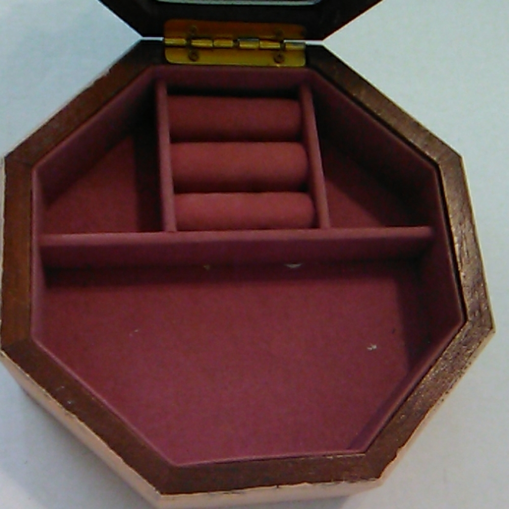 Shell covered hand  painted jewelry box - Picture 4 of 5